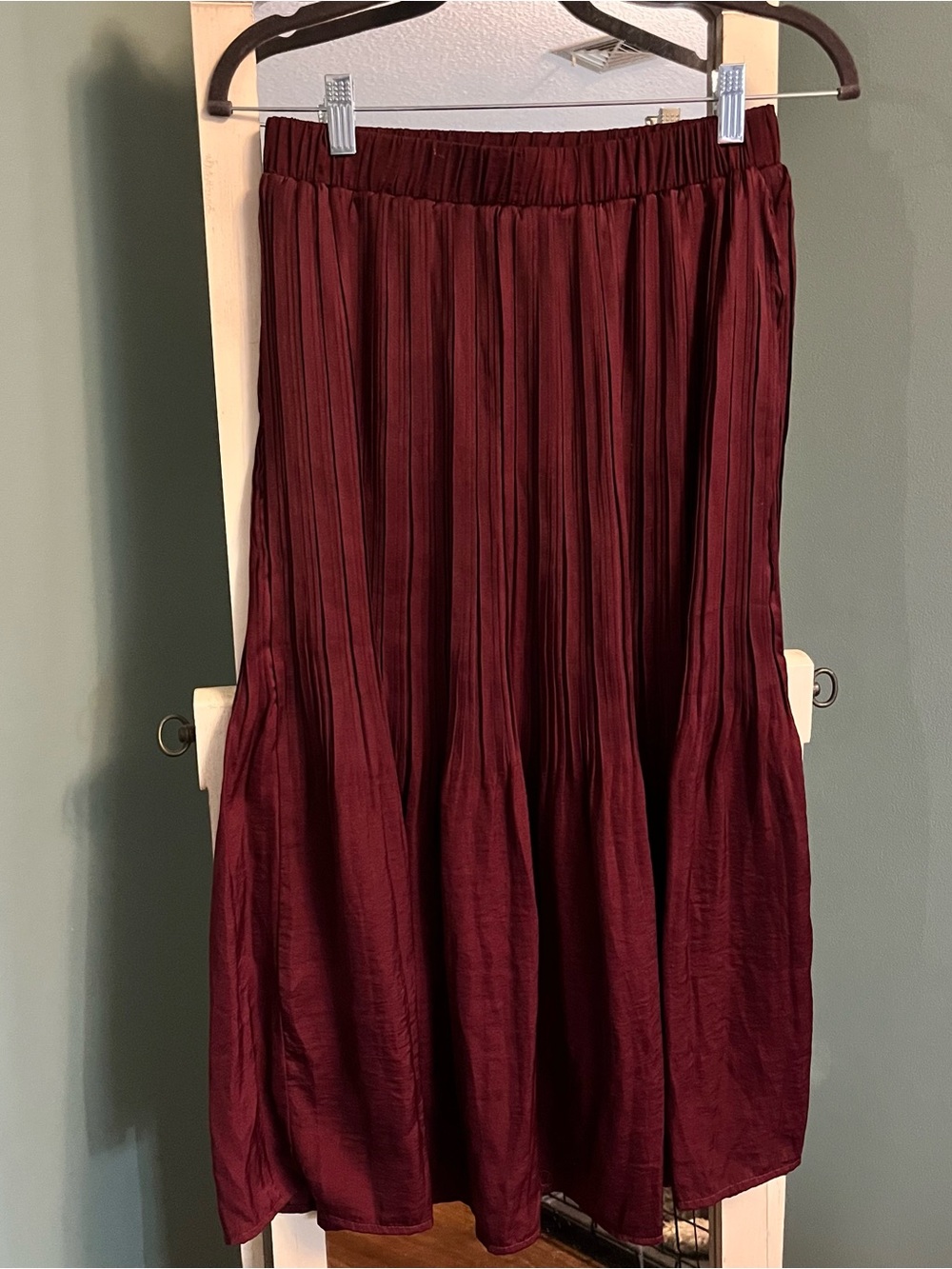 Primp Pleated Midi Skirt in Burgundy